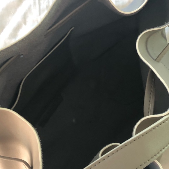 Vince Camuto large drawstring bucket bag - Picture 5 of 6